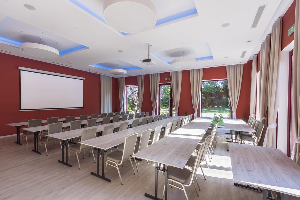 Palac Nieznanice Zabytek Goscinny Ze Spa ภายนอก รูปภาพ