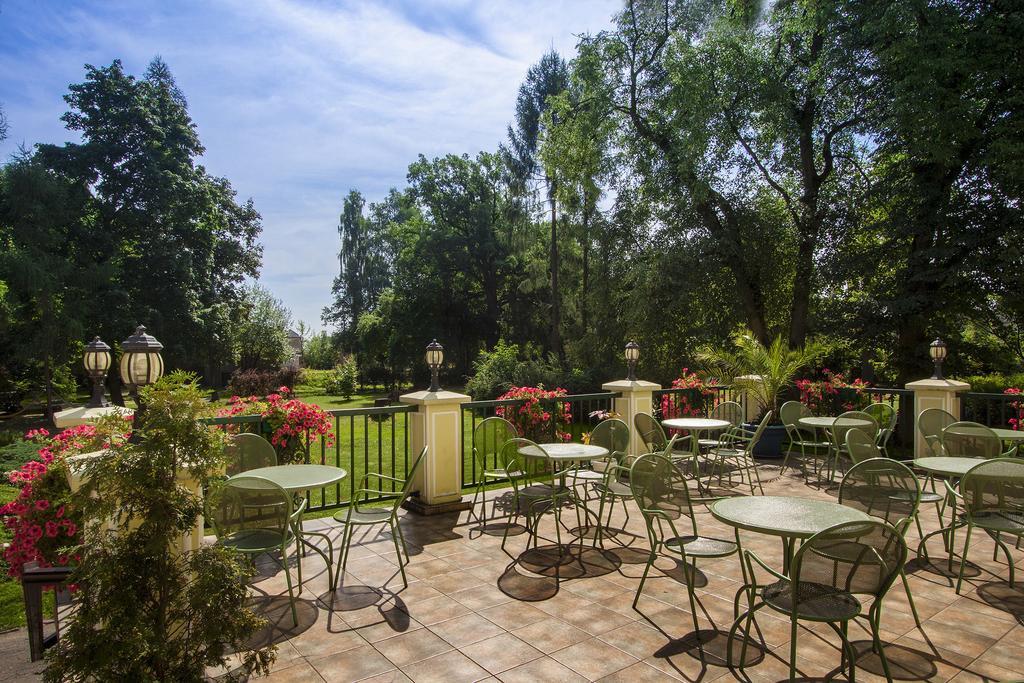 Palac Nieznanice Zabytek Goscinny Ze Spa ภายนอก รูปภาพ
